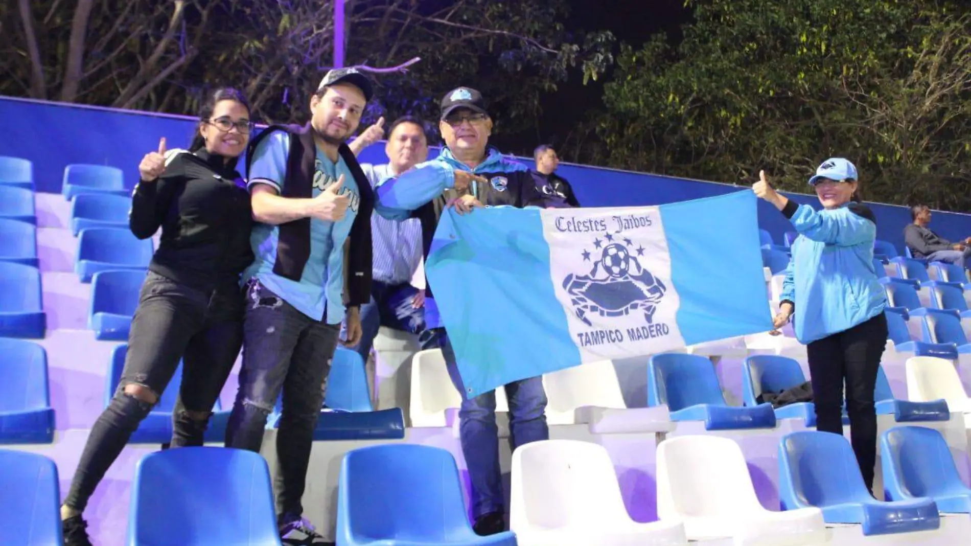 Aficionados de la Jaiba Brava acudieron al encuentro en el estadio ubicado en Boca del Río